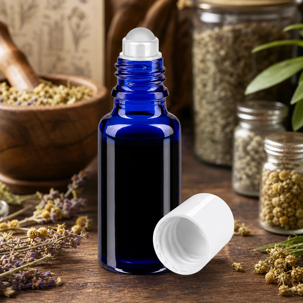 Lékárenská lahvička modrá 20ml roll-on uzávěr bílý Aromatherapie Roll-On Flasche 20ml in Blau mit weißem Deckel neben Kamillenblüten und Lavendel