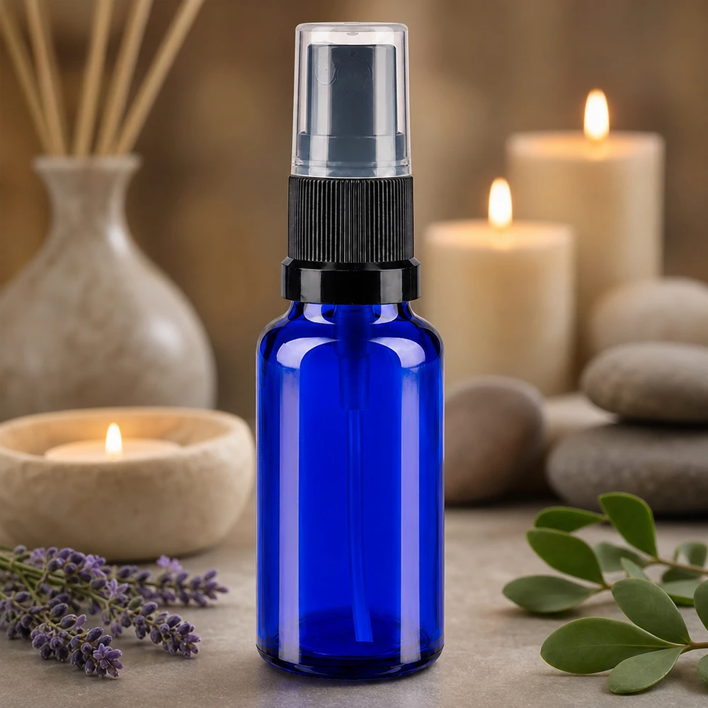 Lékárenská láhev modrá 20ml nástavec na rozprašování černá Nachfüllbare 20ml Sprühflasche aus blauem Schutzglas mit Feinstzerst für Kosmetikanwendungen