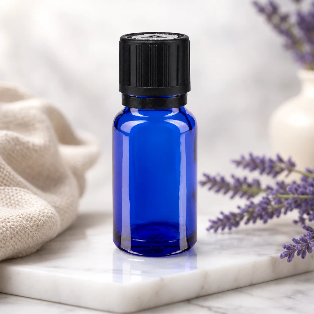 Lékárenská lahvička modrá 10ml kapací uzávěr nalévací kroužek 1mm černý dětský bezpečnostní zámek slepý výstražný symbol tamper evident uzá Blaue Tropfflasche 10ml mit OV-Sicherheitsverschluss vor Lavendelzweigen und weißem Keramikgefäß