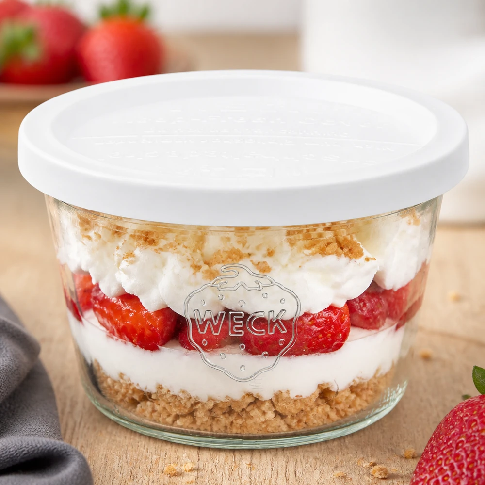 Zavařovací sklenice 370ml se skleněným víčkem WECK RR100 pro zachování čerstvosti. WECK Sturzglas 370ml RR100 mit Erdbeer-Sahne-Dessert und graham cracker Boden als Schichtdessert mit weißem Deckel