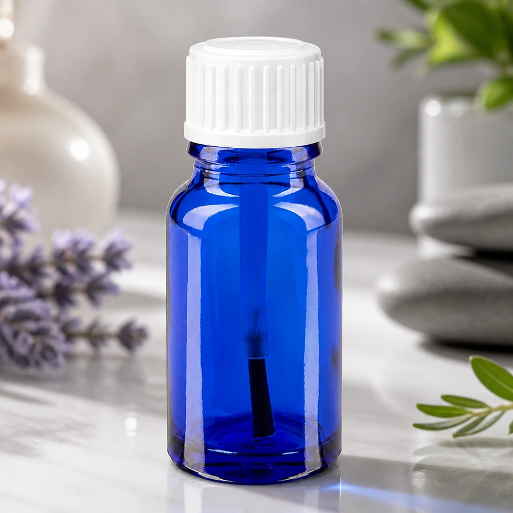 Lékárenská lahvička modrá 10ml šroubovací uzávěr bílá kartáčová Kompakte blaue Pinselflasche 10ml aus UV-schützendem Apothekerglas mit weißem Deckel