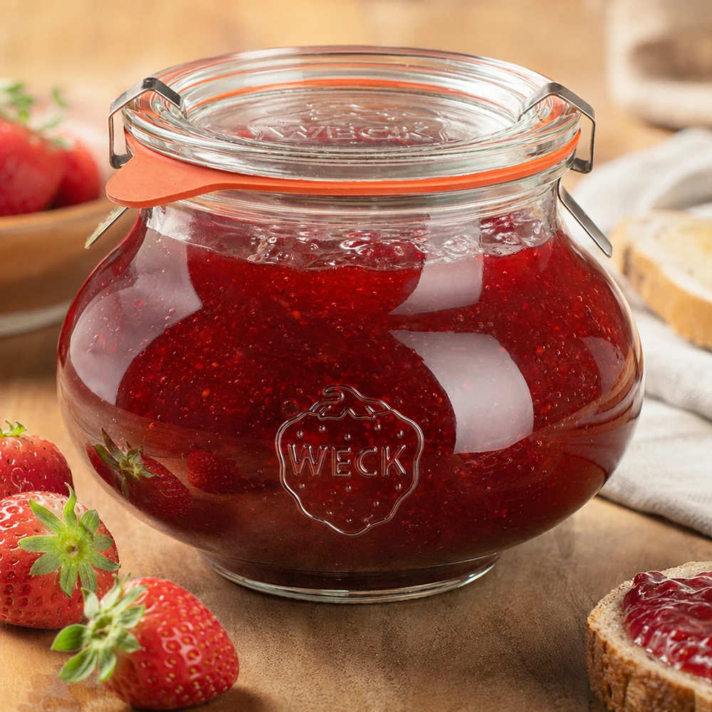 560ml dóza na šperky kompletní WECK RR80 WECK Schmuckglas 560ml mit selbstgemachter Erdbeermarmelade gefüllt, Bügelverschluss geschlossen, umgeben von frischen E