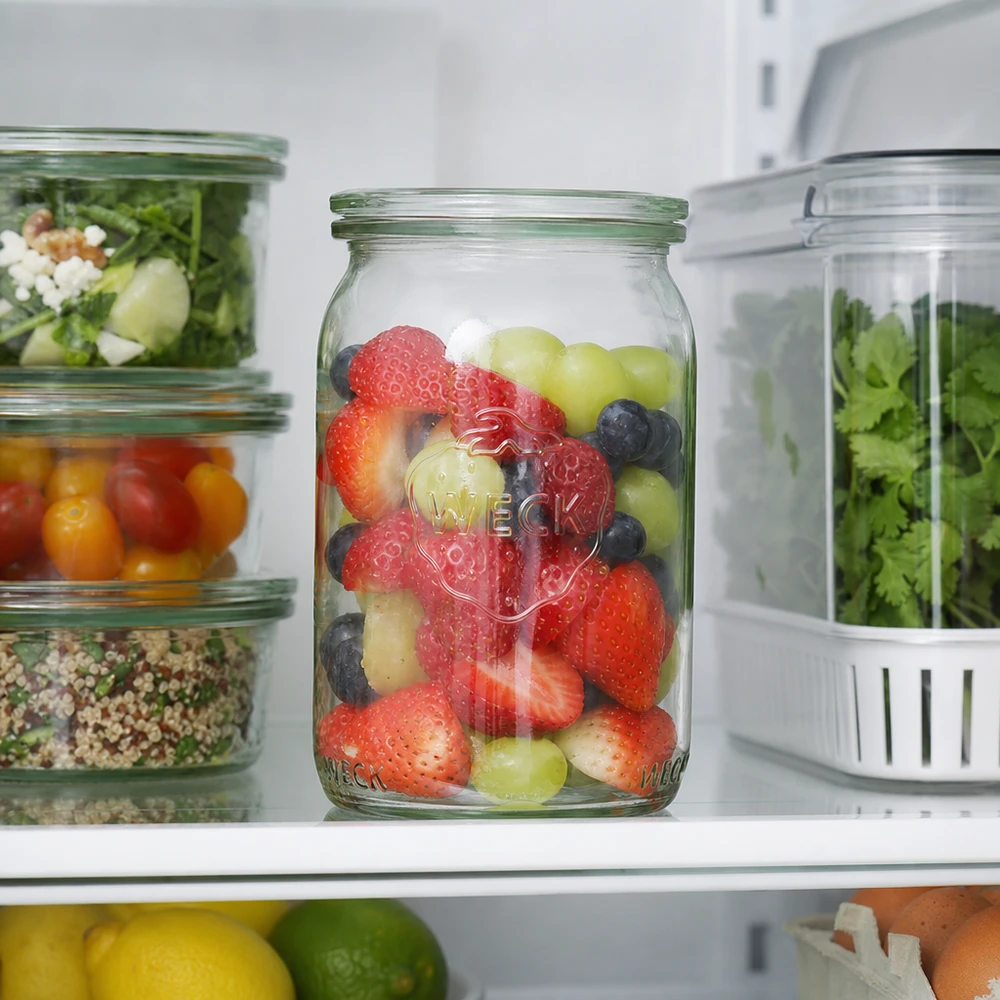 145ml válcová sklenice se skleněným víčkem WECK RR40 WECK 145ml Zylinderglas RR40 mit frischen Beeren im Kühlschrank neben Salat und Kräutern als praktische Aufbewahrung