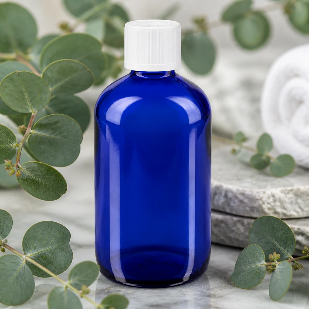 Lékárenská láhev modrá 100ml kapátko uzávěr bílý dětský bezpečnostní standard. Blaue Rundschulterflasche 100ml Glas mit weißem Sicherheitsverschluss für Naturkosmetik geeignet