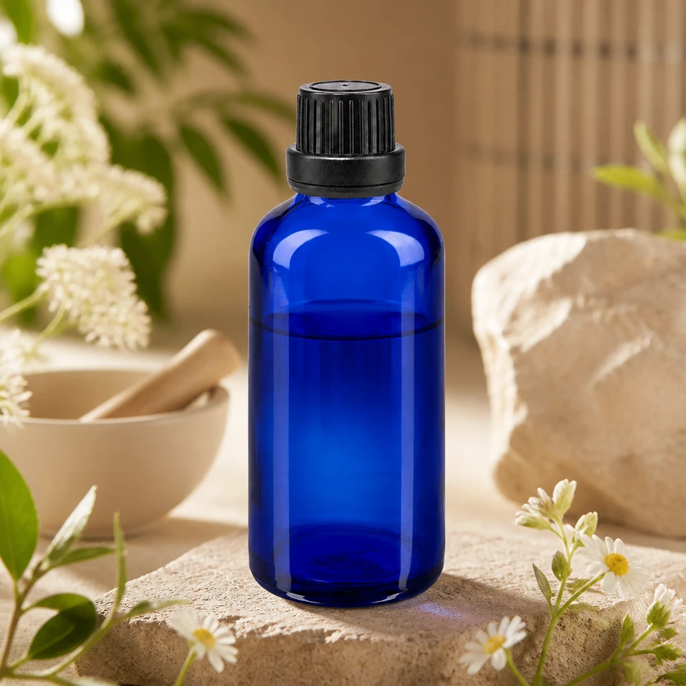 Pharmazeutische 50ml Blaугlasflasche mit Präzisionstropfer und schwarzem OV auf rustikalem Steinpodest