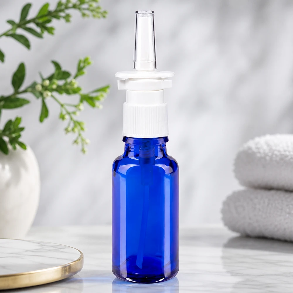 Lékárenská lahvička modrá 20ml nosní rozprašovač bílá stř. Pharmazeutische 20ml Nasensprayflasche blau mit kindersicherem weißen Pumpverschluss aus Glas