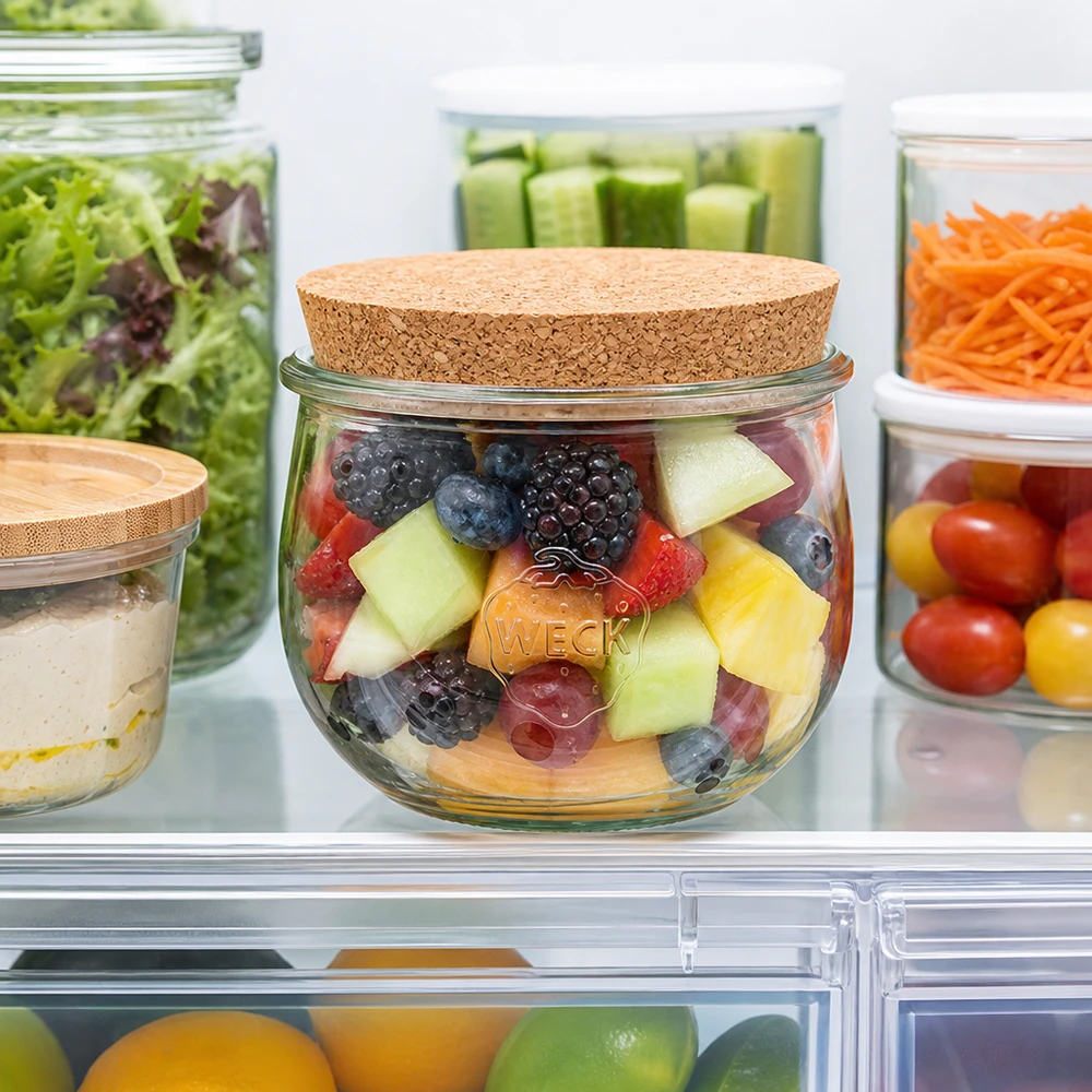 580ml tulipánová sklenice WECK RR100 s korkem přírodní WECK Tulpenglas 580ml mit Korkdeckel im Kühlschrank gefüllt mit Obstsalat neben anderen Vorratsgläsern mit Gemüse