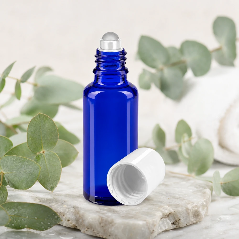 Lékárenská lahvička modrá 30ml roll-on s uzávěrem bílá Hochwertige kobaltblaue 30ml Glasflasche mit Roll-On Mechanismus und abnehmbarem Weißdeckel