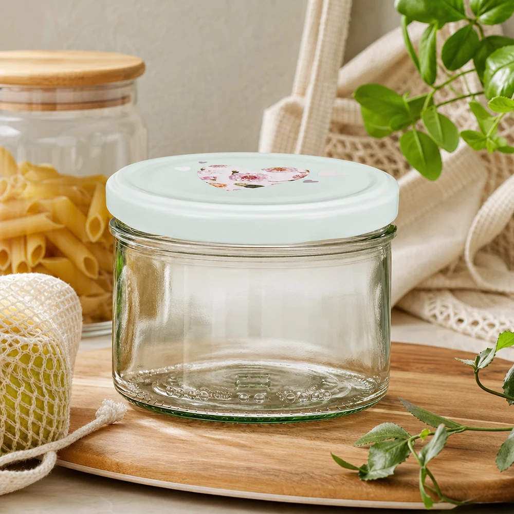 230ml Zylinderglas BasicSeal Deckel Herz mint leer auf Holztablett mit Pasta Jutebeutel und grünen Pflanzen