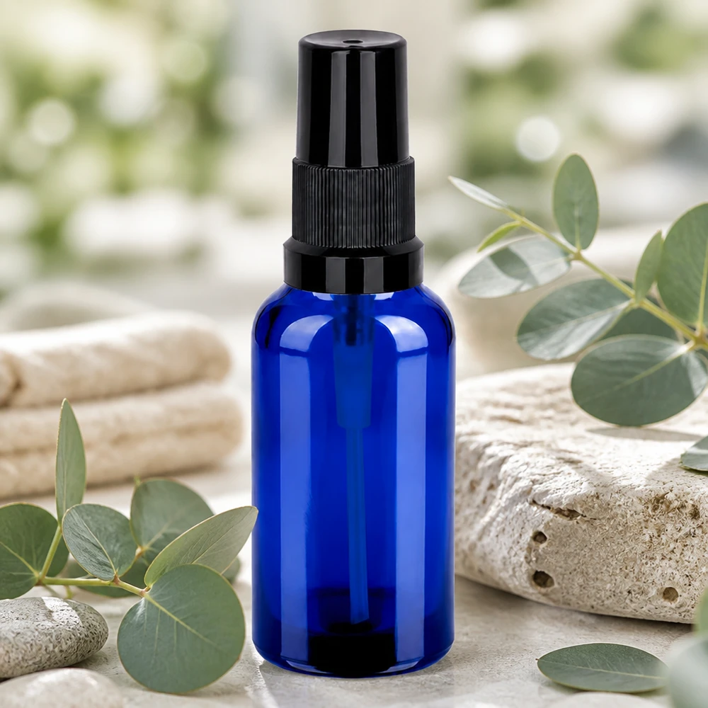 30ml lahvička s rozprašovačem černá standardní uzávěr BlueLine UT18/30 Stilvolle 30ml Kobaltglas-Sprayflasche mit schwarzem Sprühsystem für edle Pflegeprodukte