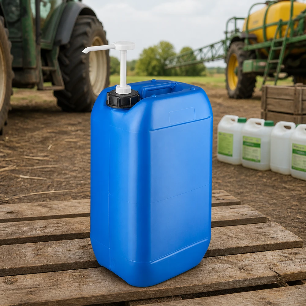 Kanystr 15 litrů modrý s dávkovacím čerpadlem 15L Kanister mit Dosierpumpe im Außeneinsatz neben weißen Chemikalienkanistern auf Feld