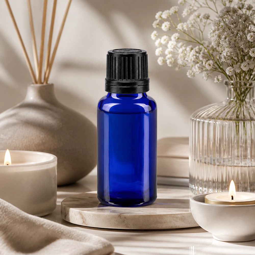 Lékárenská láhev modrá 20ml šroubovací uzávěr černý nalévací kroužek uzávěr zabezpečený proti manipulaci. Blaue Apothekerglasflasche 20ml mit Originalitätsring zwischen Räucherstäbchen und Blüten