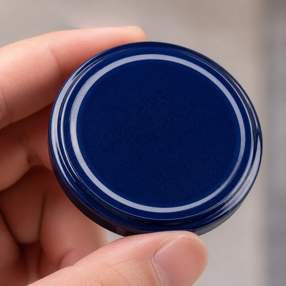 82mm víčko BasicSeal modré (TO82) UNiTWIST Detailní záběr modrého víčka TO82 o průměru 82 mm, BasicSeal, horní strana s lesklým plastovým povrchem, UNiTWIST