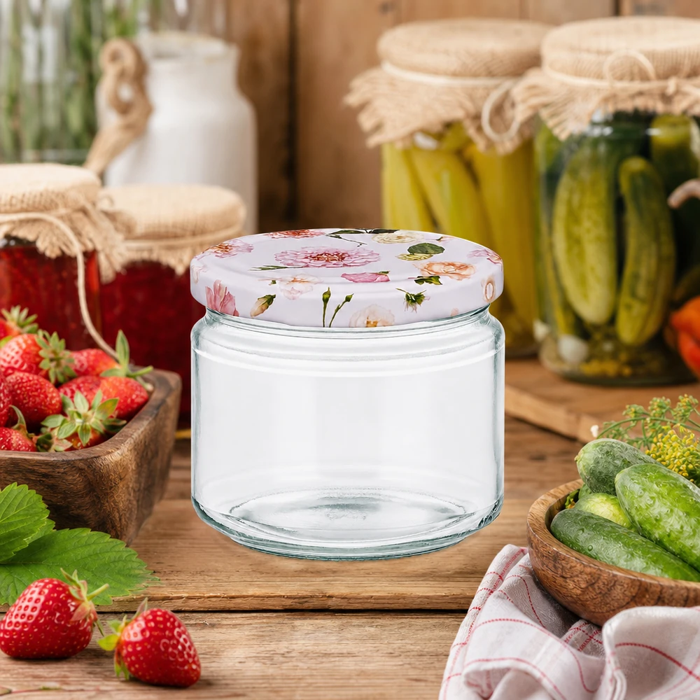 330ml kulatá sklenice + víčko BasicSeal flower pink UNiTWIST 330ml Rundglas BasicSeal rosa Blumendeckel leer zwischen frischen Erdbeeren Gurken Einmachgläsern Küchenszene