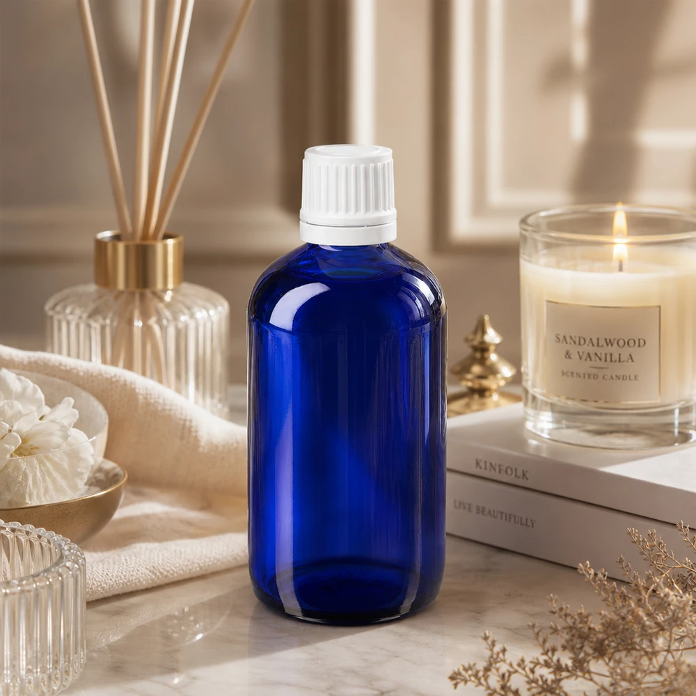Lékárenská láhev modrá 100ml se šroubovacím uzávěrem bílá s uzávěrem proti neoprávněné manipulaci. Kleine blaue Glasflasche 100ml mit weißem Sicherheitsdeckel zwischen Kerze und Bambusstäbchen