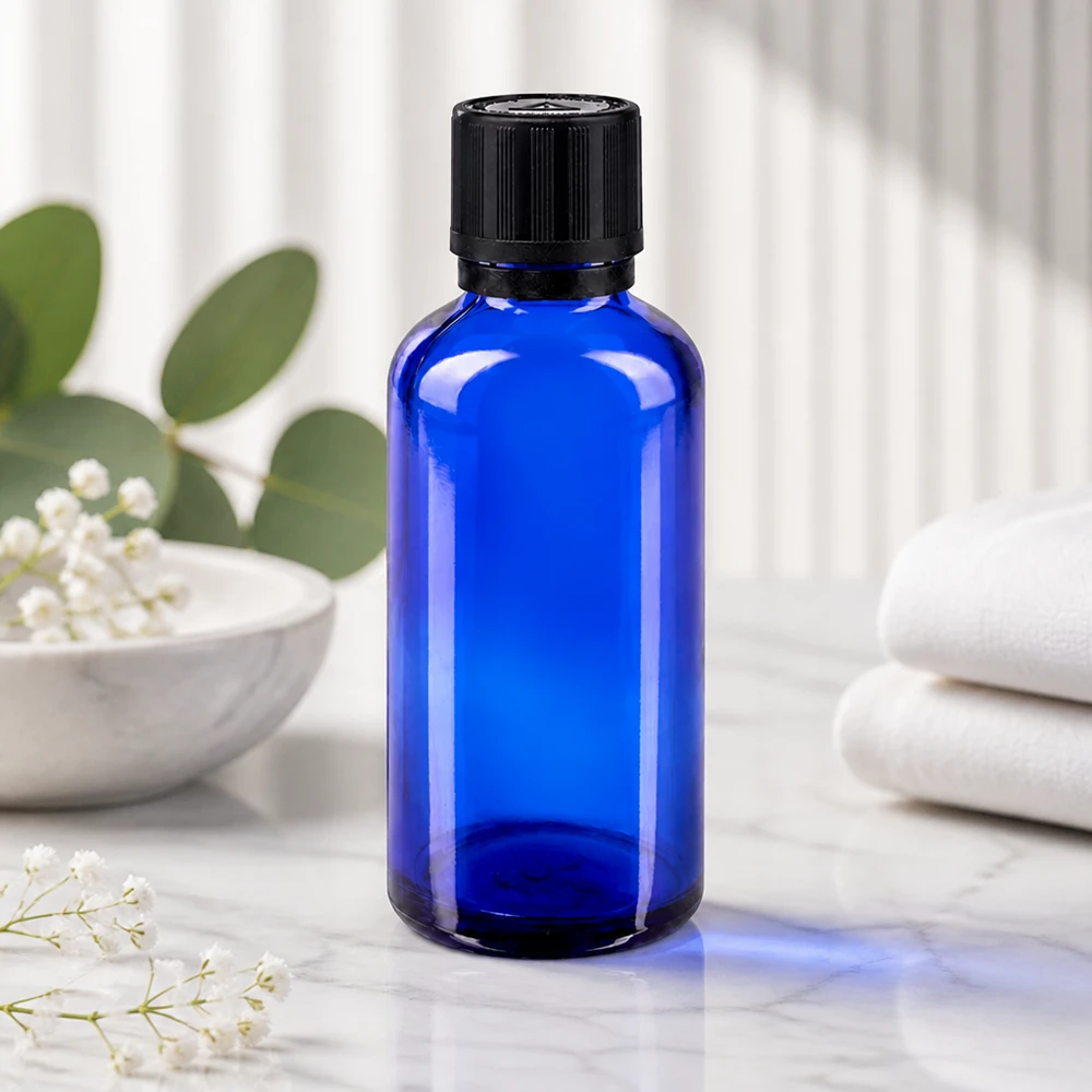 Zylindrische 50ml Apothekerflasche in Kobaltblau mit schwarzem Kindersicherheitsverschluss auf Marmor