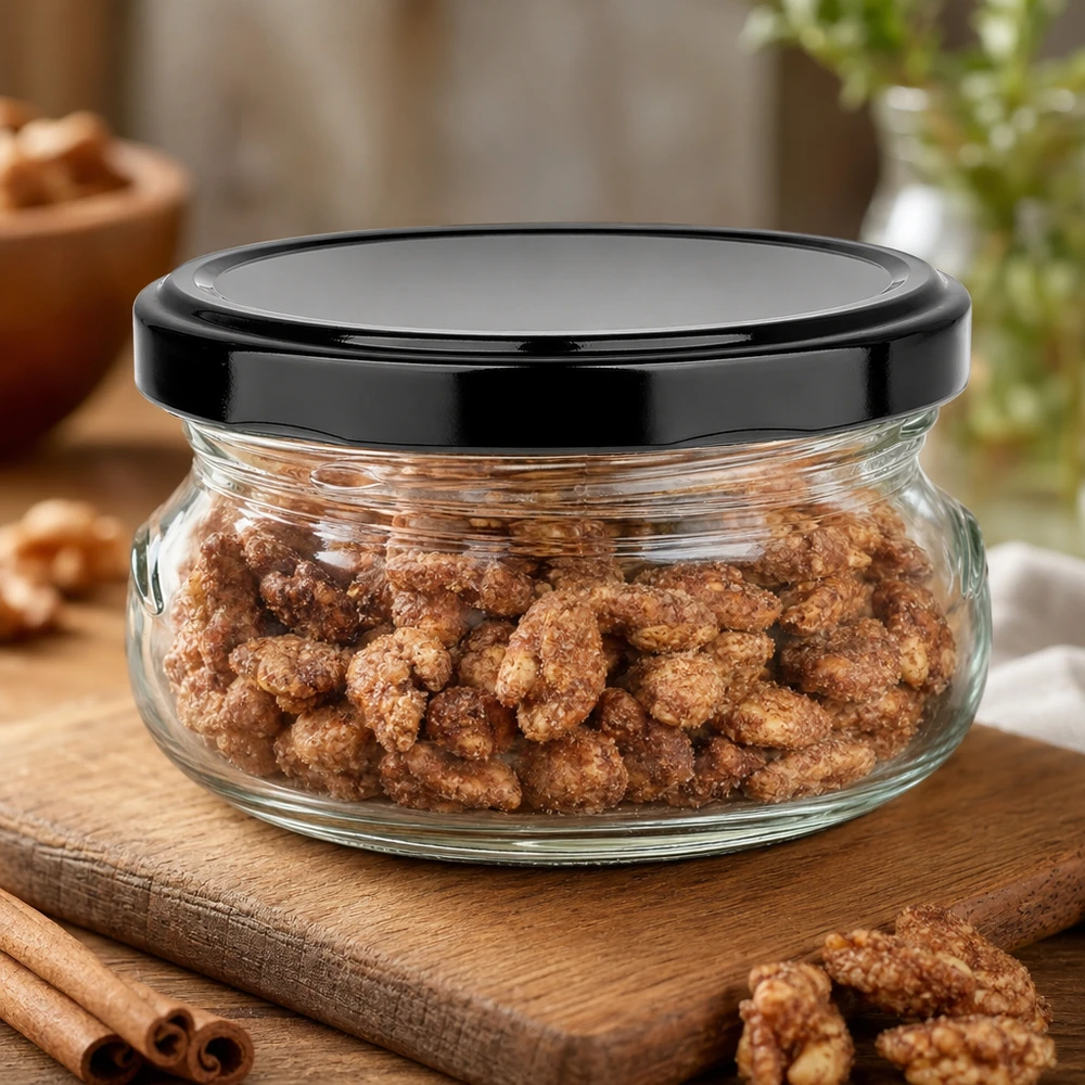 120ml zavařovací sklenice + víčko BasicSeal černé UNiTWIST 120ml Terrinenglas mit gerösteten Nüssen befüllt, schwarzer Deckel, Zimtdekoration auf rustikalem Holzbrett