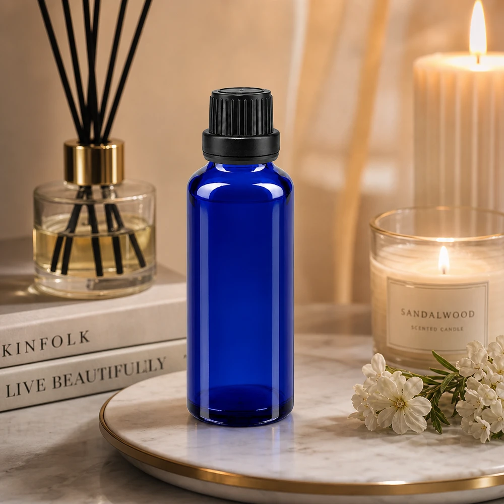 Dunkelblaue 30ml Apothekerflasche aus Borosilikatglas mit präzisem 2mm Tropfverschluss in Schwarz