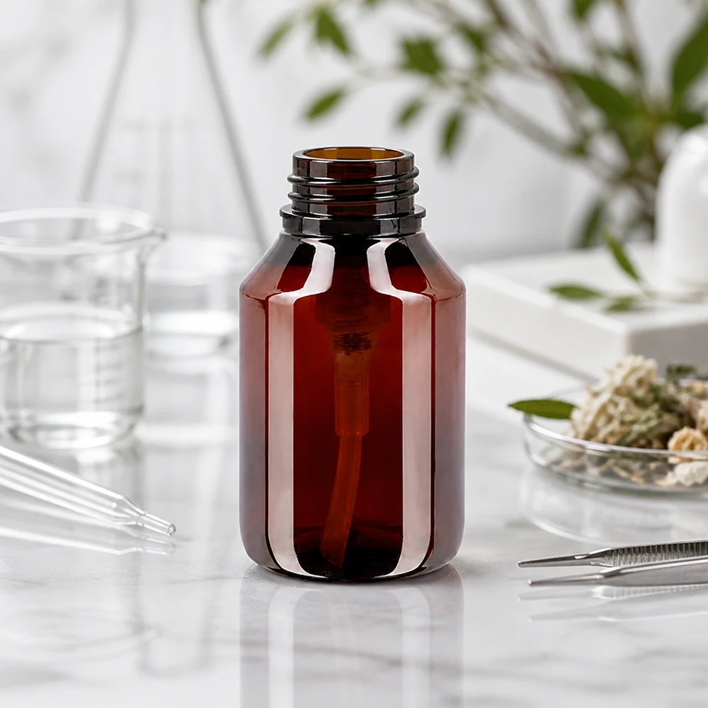 PET láhev 50ml s dávkovací pumpičkou bílá UV-schützende amber PET Flasche 50ml für lichtempfindliche Pflegeformulierungen