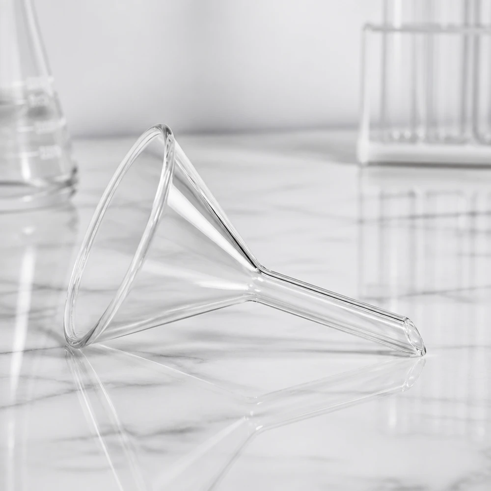 Nálevka ø50mm sodnovápenatá, úhel 60°, krátká. Industrietrichter aus Kalk-Soda-Glas 50mm Durchmesser für Qualitätskontrolle und Forschung