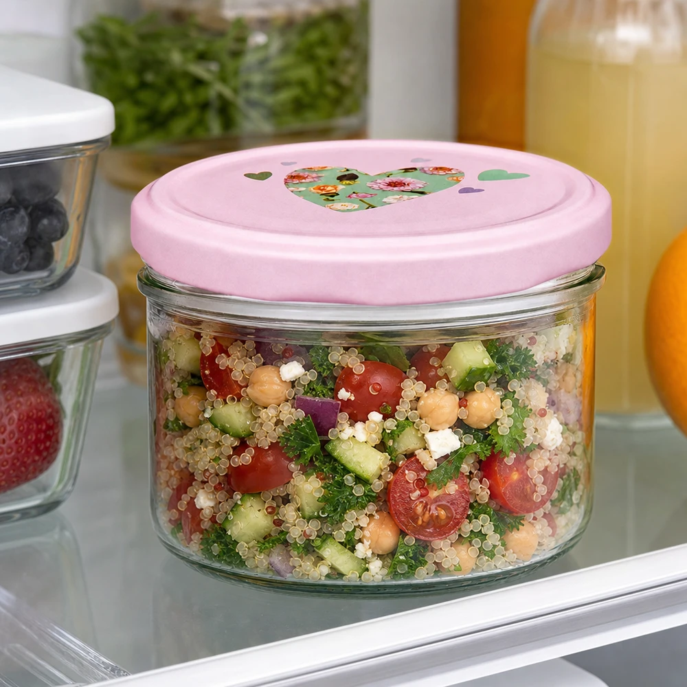 230ml Zylinderglas mit rosa Herz-Deckel gefüllt mit Quinoa-Salat im Kühlschrank, ideal für Meal Prep