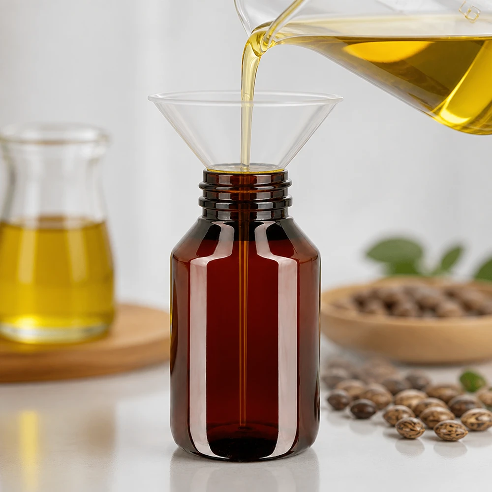 Jantarově zbarvená PET láhev o objemu 50 ml s nálevkou při plnění žlutým rostlinným olejem