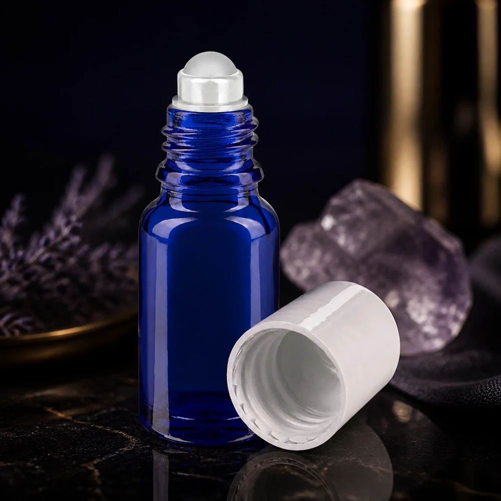 Kompakte 10ml Dosiererflasche in Kobaltblau mit Rollkugel-Auftragssystem und weißem Verschluss