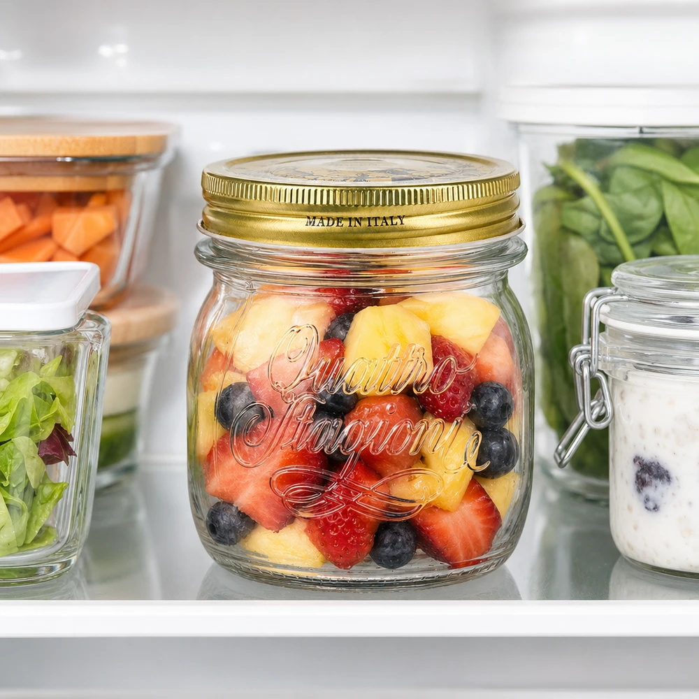 250ml kulatá dóza "Quattro Stagioni" s víčkem 250ml Rundglas Quattro Stagioni mit goldenem Deckel gefüllt mit Obstsalat im Kühlschrank Made in Italy