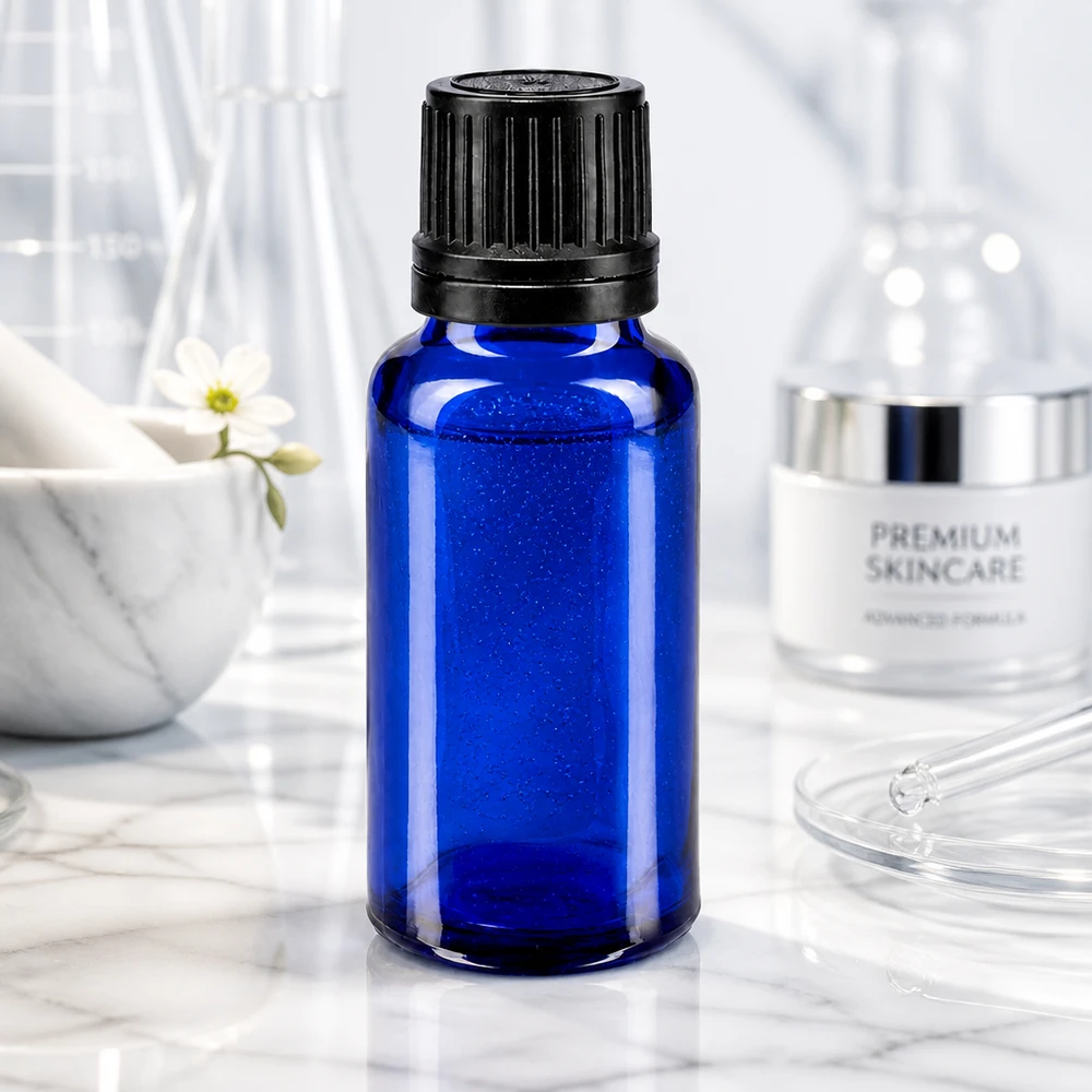 Lékárenská lahvička modrá 20ml kapací uzávěr nalévací kroužek 1mm černý tamper-evidentní uzávěr. Hochwertige blaue Tropfflasche 20ml ApoGlas mit geripptem Schwarzverschluss für ätherische Öle