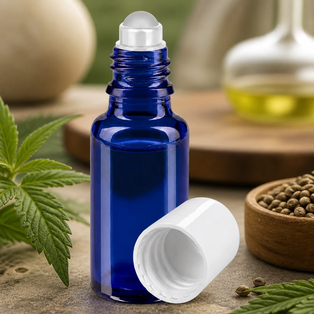 Lékárenská lahvička modrá 20ml roll-on uzávěr bílý Blaue 20ml Rollerflasche aus UV-Schutzglas neben natürlichen Kräutern und Hanfsamen