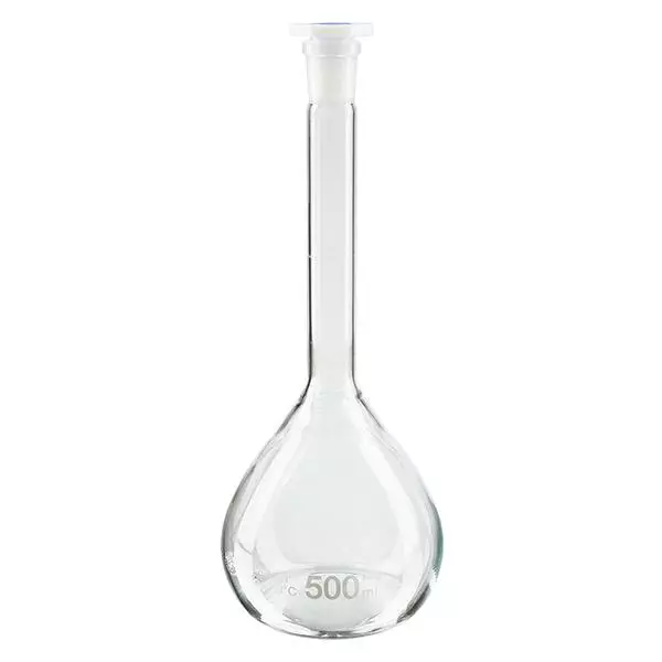 Odměrná baňka 500 ml se standardním broušeným spojem a PEHD zátkou.