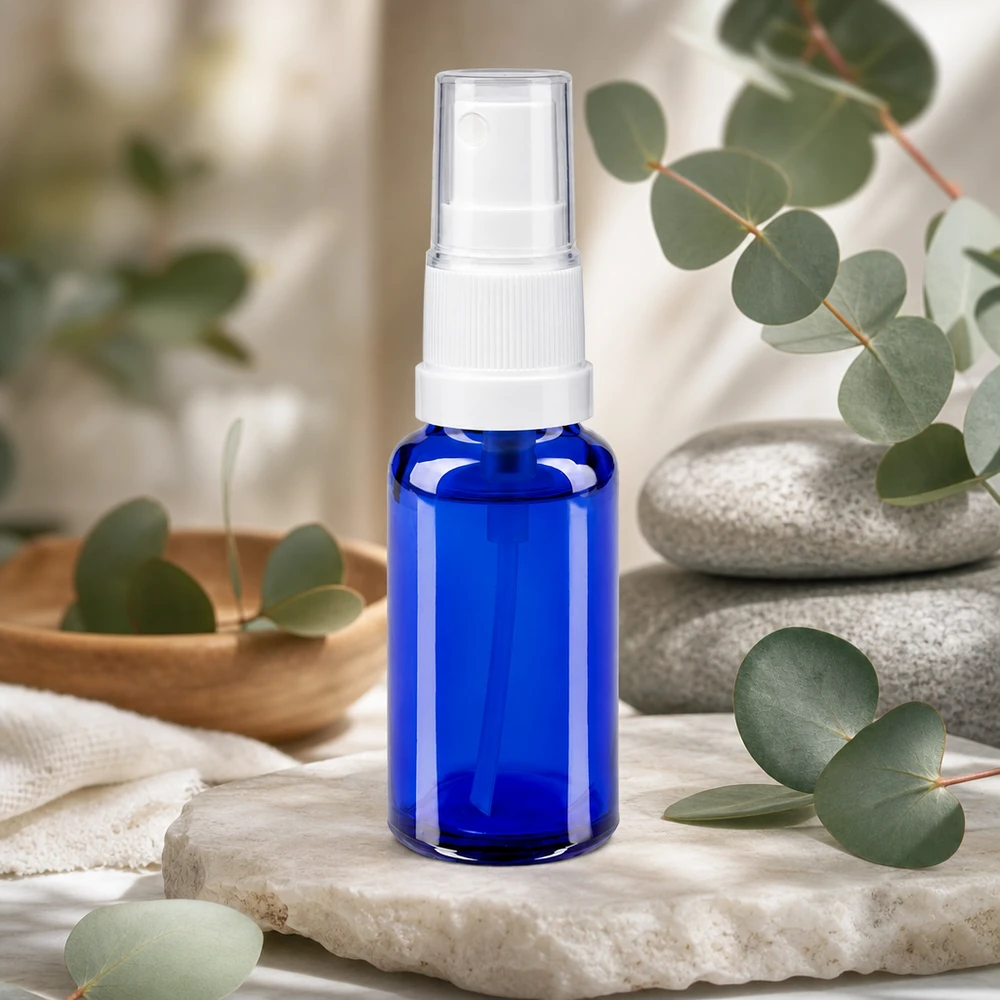 Lékárenská lahvička modrá 20ml s rozprašovacím nástavcem bílá Blaue 20ml Pharmaglasflasche mit weißem Sprühaufsatz für Naturkosmetik und Raumsprays