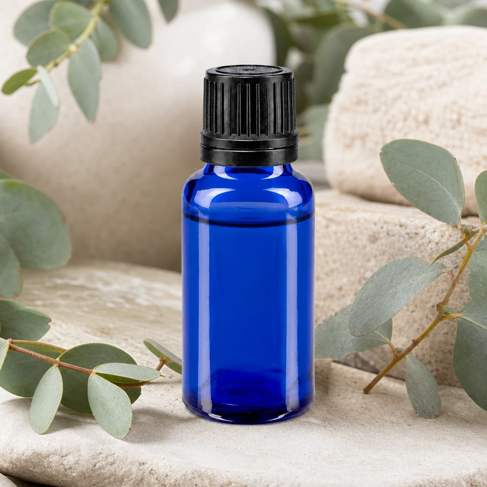 Lékárenská lahvička modrá 20ml kapací uzávěr nalévací kroužek 1mm černý tamper-evidentní uzávěr. Blaue 20ml Pharmaglasflasche mit präzisem 1mm Tropfeinsatz in natürlicher Wellness-Umgebung