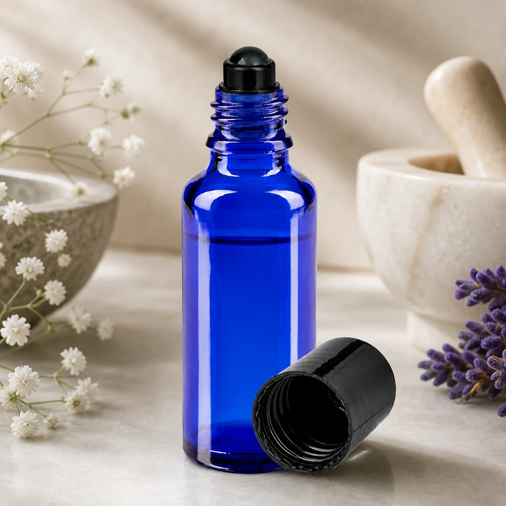 Lékárenská lahvička modrá 30ml roll-on s černým uzávěrem Hochwertige blaue 30ml Roll-On Flasche aus Borosilikatglas mit schwarzem Rolleraufsatz