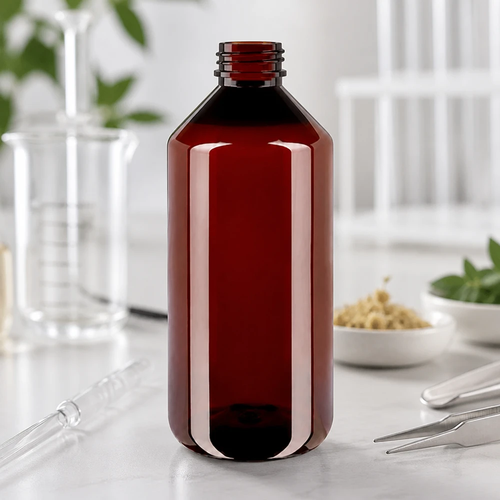 Prázdná hnědá PET láhev o objemu 1000 ml se šroubovacím uzávěrem bez víčka na bílém podkladu