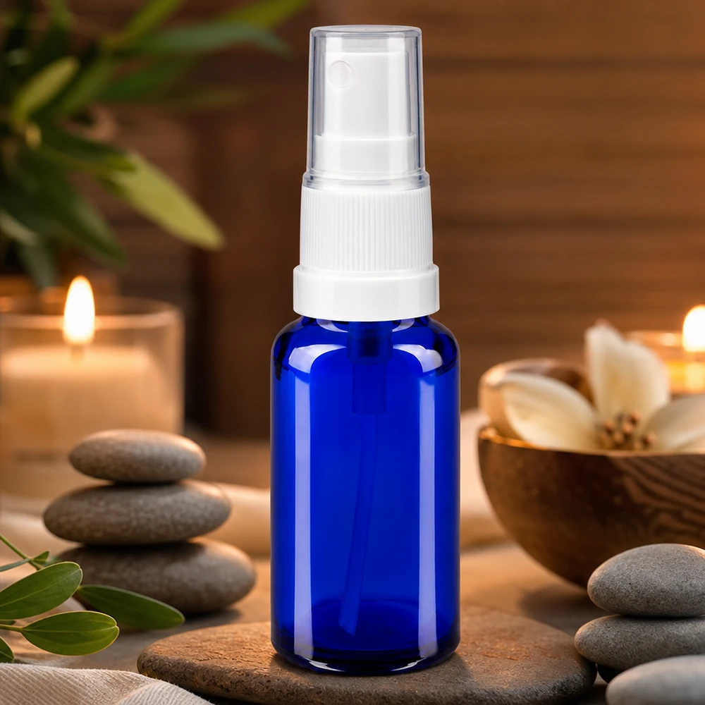 Lékárenská lahvička modrá 20ml s rozprašovacím nástavcem bílá Kobaltblaue 20ml Glasflasche mit Feinzerstäuber und Schutzkappe für Aromatherapie-Anwendungen