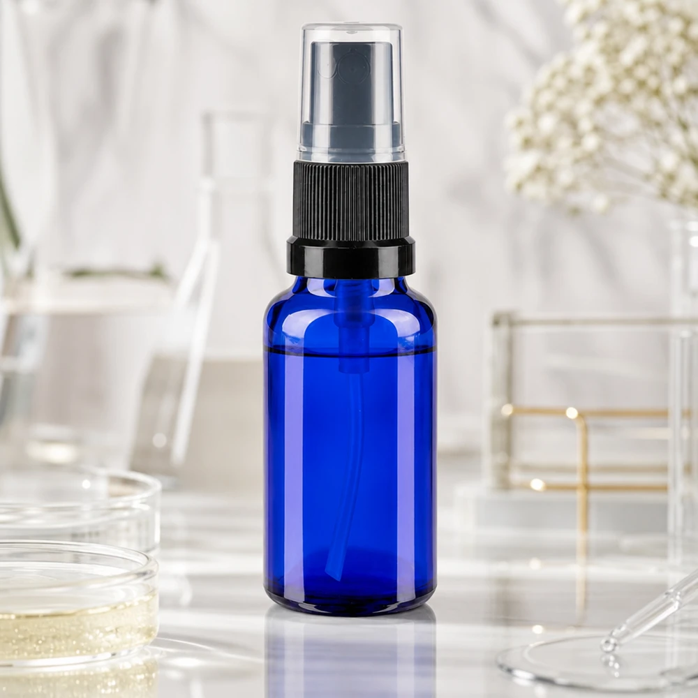 Lékárenská láhev modrá 20ml nástavec na rozprašování černá 20ml blaues Apothekerglasfläschchen mit schwarzem Sprühaufsatz vor Laborhintergrund