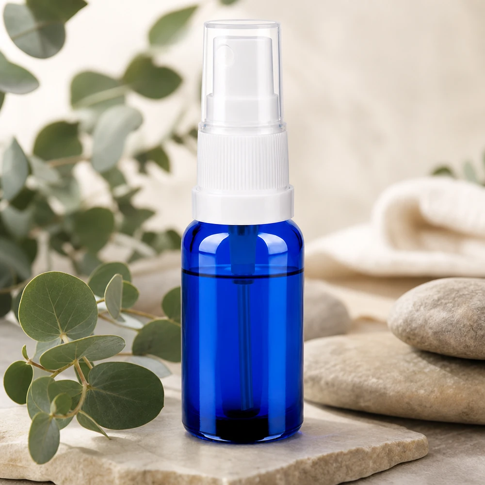 20ml lahvička s rozprašovačem bílá/transparentní standardní uzávěr BlueLine UT18/20 Kleine blaue Sprayflasche 20ml aus Glas mit transparentem Schutzkappendesign