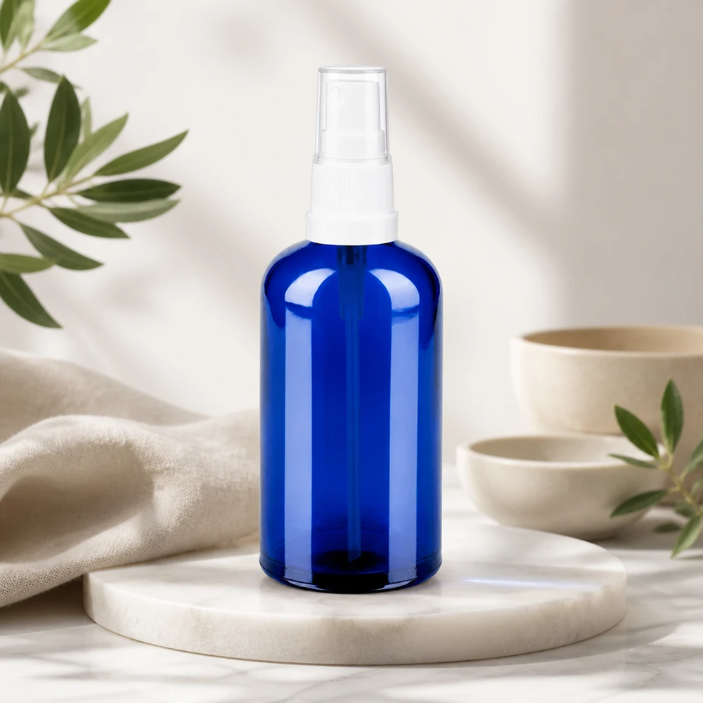 100ml lahvička s rozprašovačem bílá/transparentní standardní uzávěr BlueLine UT18/100 Premium 100ml Glasspray in tiefblau mit UV-Schutz für lichtempfindliche Inhaltsstoffe