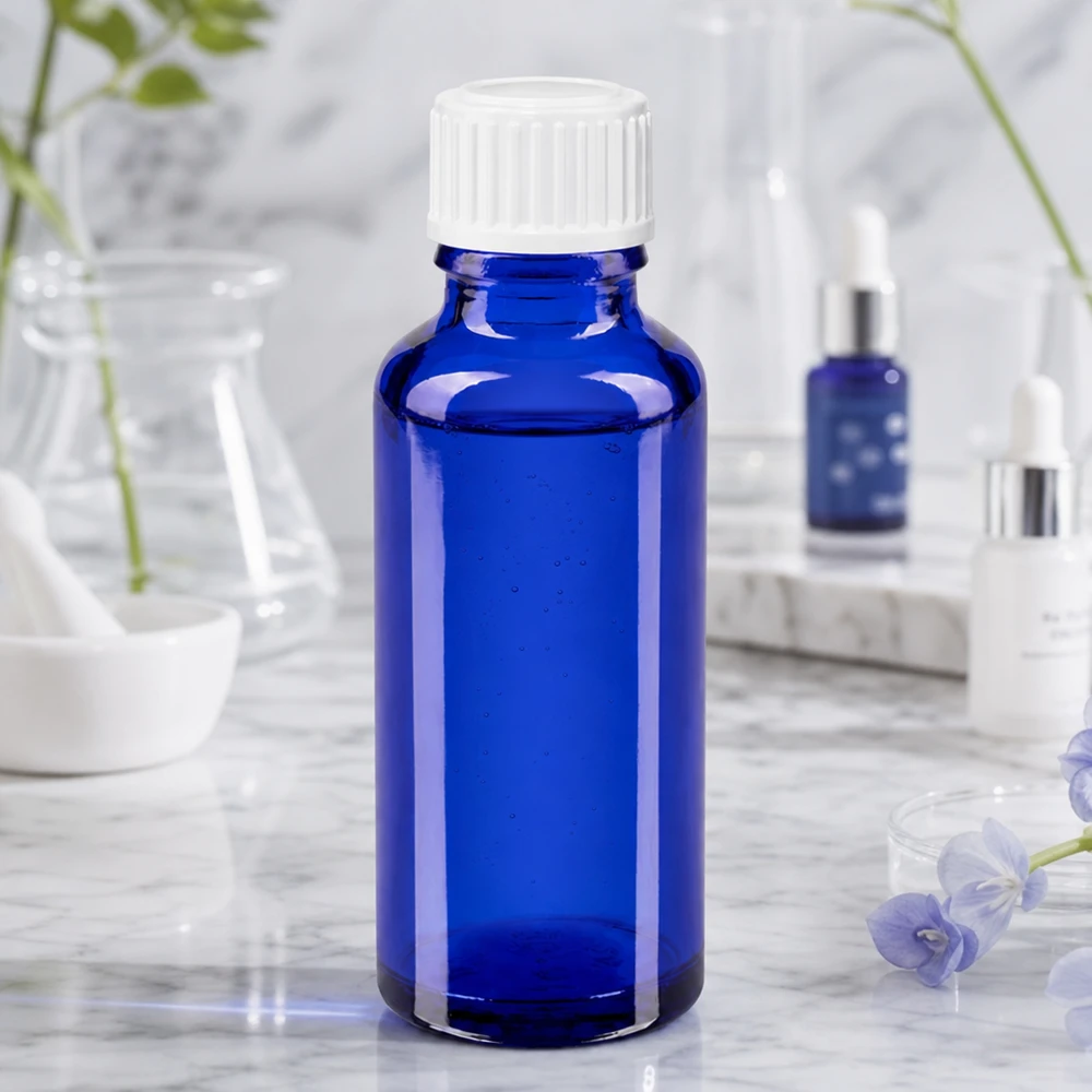 Lékárenská lahvička modrá 30ml šroubovací uzávěr bílý globule standardní Blaues Pharmaglas 30ml mit weißem Verschluss neben Kosmetikprodukten und Glasgefäßen
