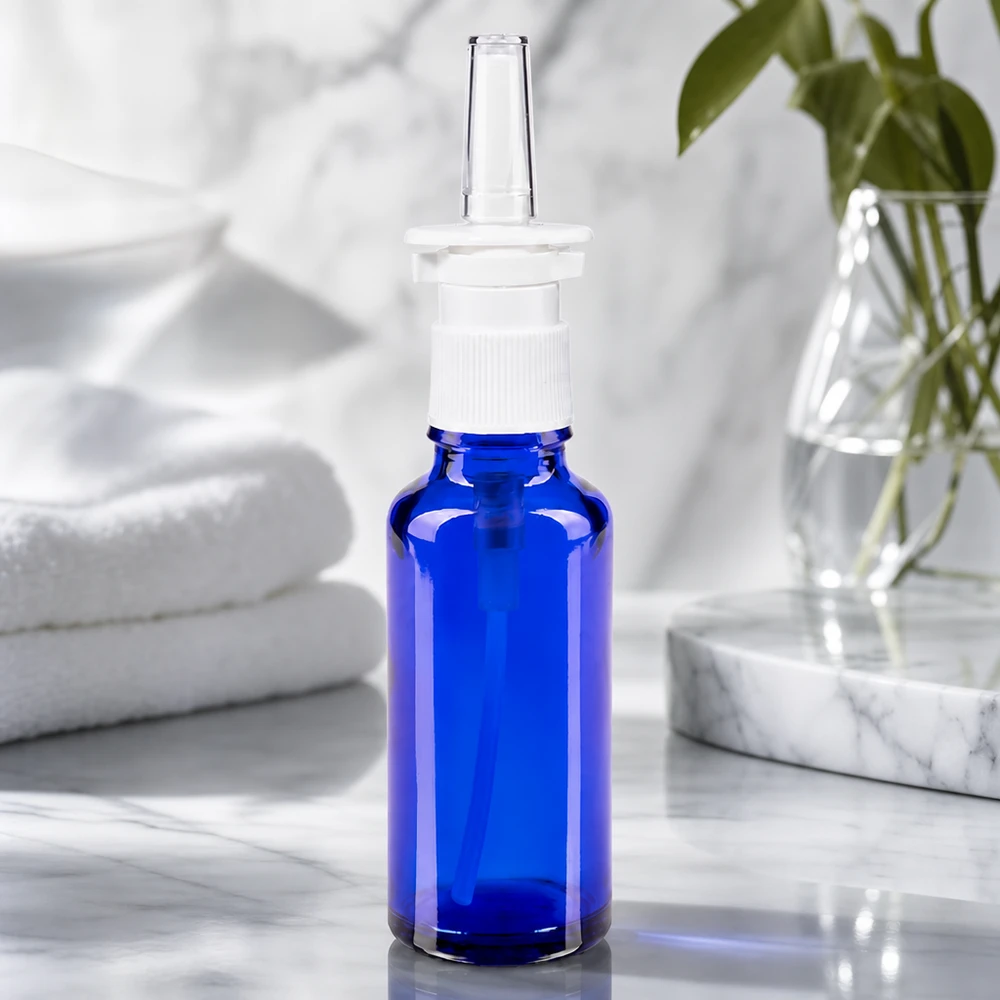 Lékárenská lahvička modrá 30ml nosní rozprašovač bílá standardní Blaue Rollrandflasche 30ml mit weißem Nasalsprühkopf klare Spitze Badezimmerdekoration