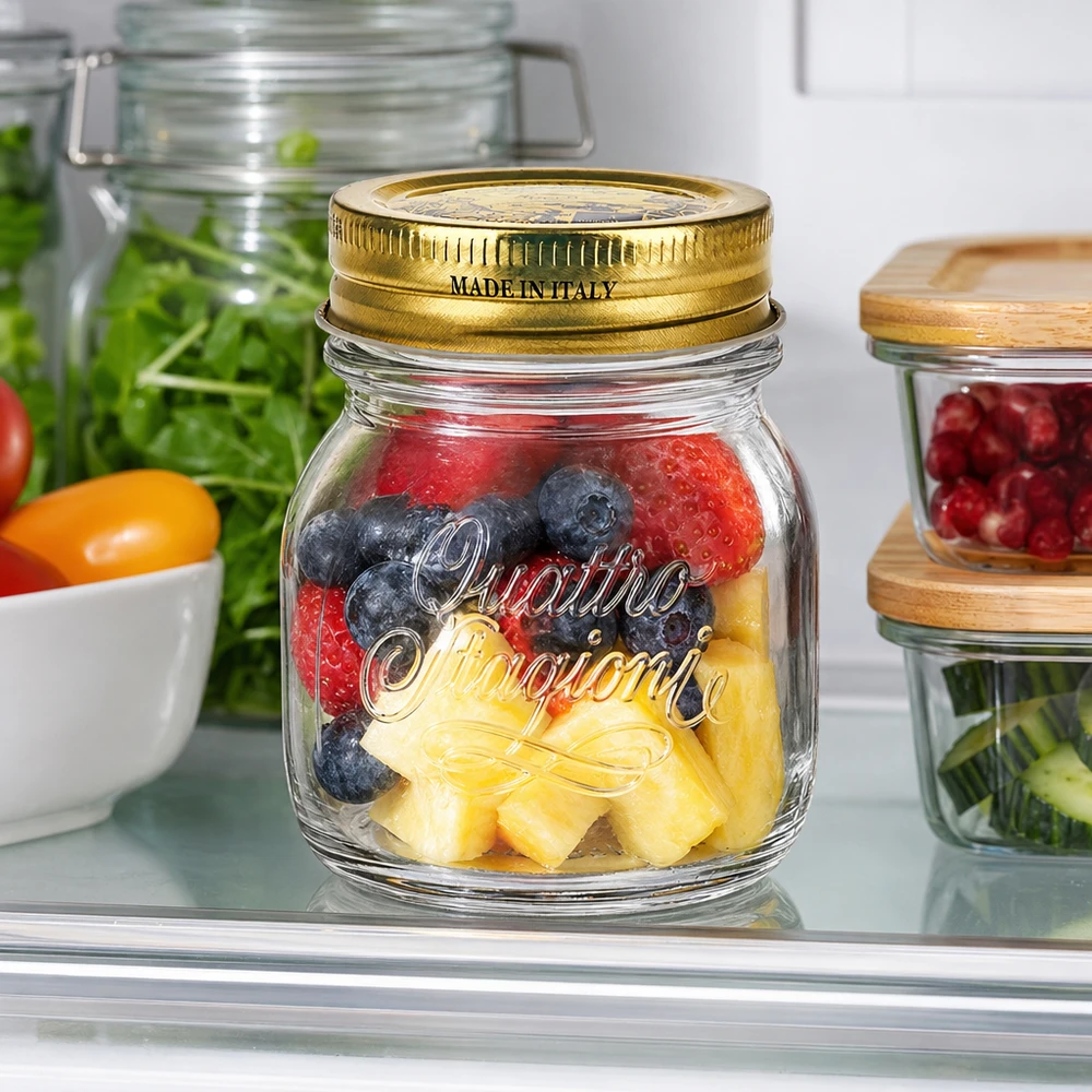 150ml kulatá sklenice "Quattro Stagioni" s víčkem 150ml Rundglas Quattro Stagioni mit goldenem Deckel gefüllt mit Beeren und Ananas im Kühlschrank