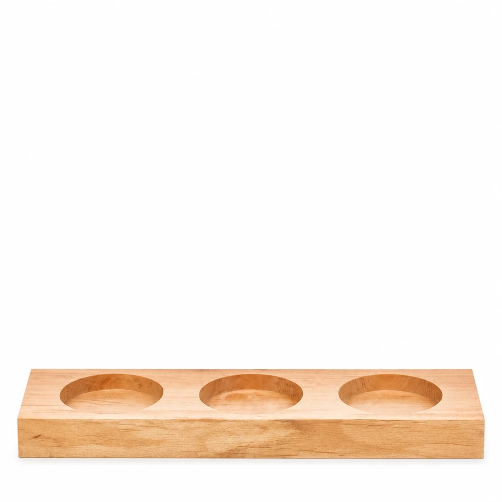 Servírovací prkénko Plano3 pro 3 tumblery WECK Servierbrett Plano3 aus Holz mit drei runden Aussparungen für WECK Sturzgläser auf weißem Hintergrund