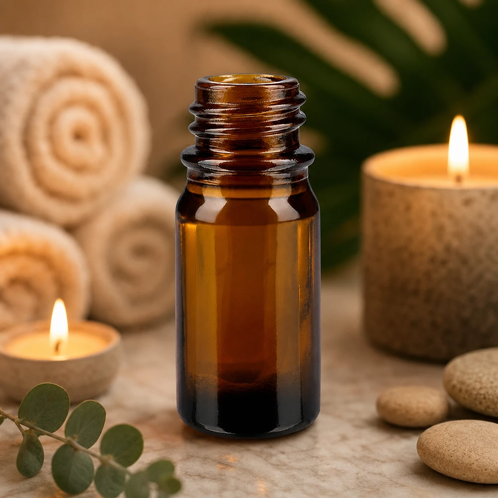Kapací lahvička 5 ml DIN 18 z jantarového skla 5ml braune Apothekenflasche ApoGlas mit Eukalyptus Steinen und brennenden Kerzen für entspannende Aromatherapie
