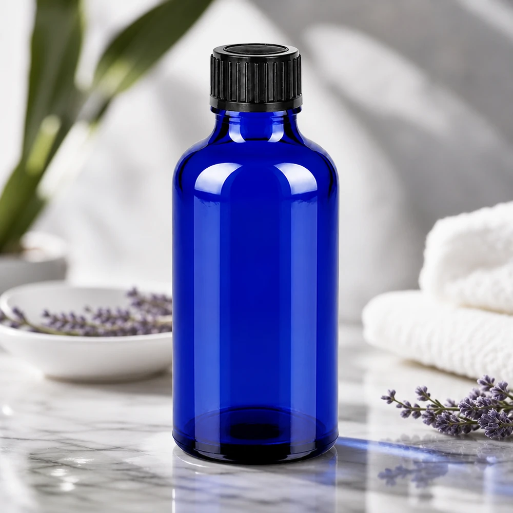 50ml láhev 11mm šroubovací uzávěr černý BlueLine UT18/50. Pharmazeutische 50ml Glasflasche in UV-Filter Blau mit tamper-evident Verschluss für Qualitätssicherung