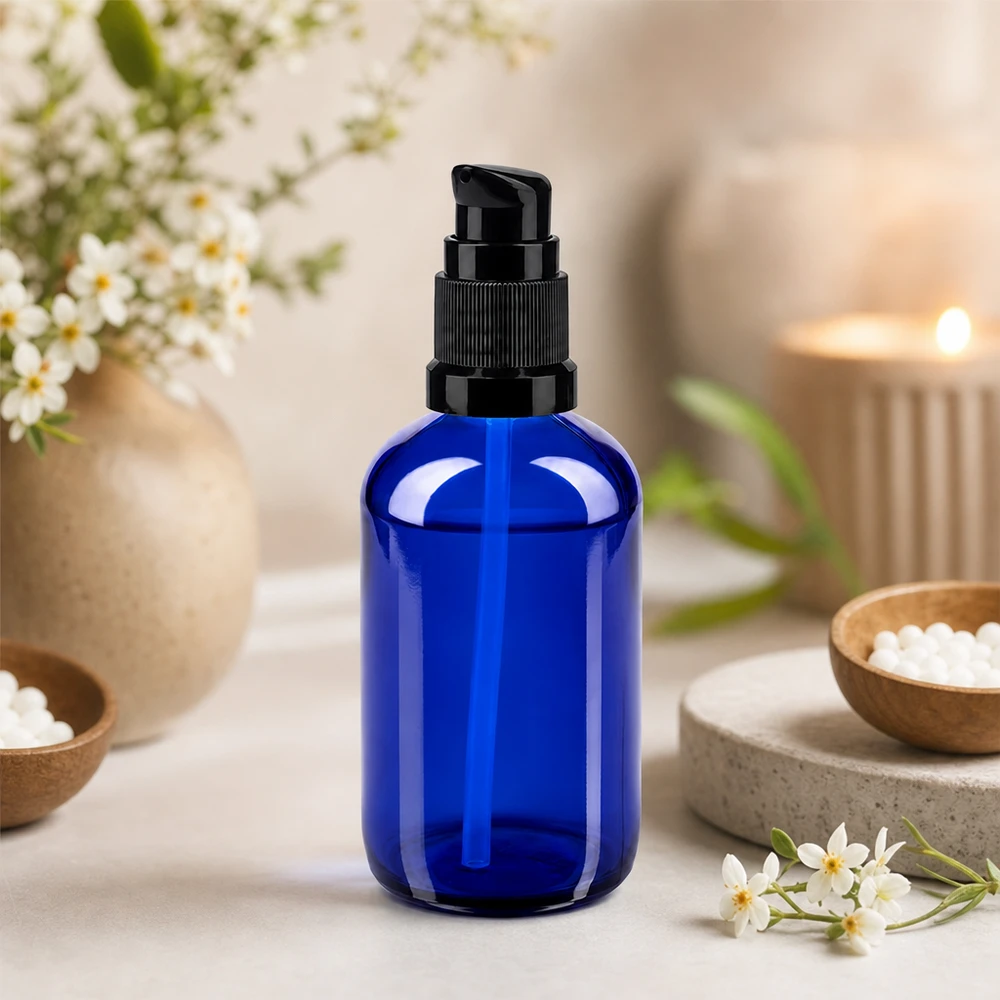 Lékárenská láhev modrá 100ml pumpovací uzávěr černý standardní Blaue Apothekerflasche 100ml mit Pumpspender zwischen Holzschälchen und Frühlingsblüten
