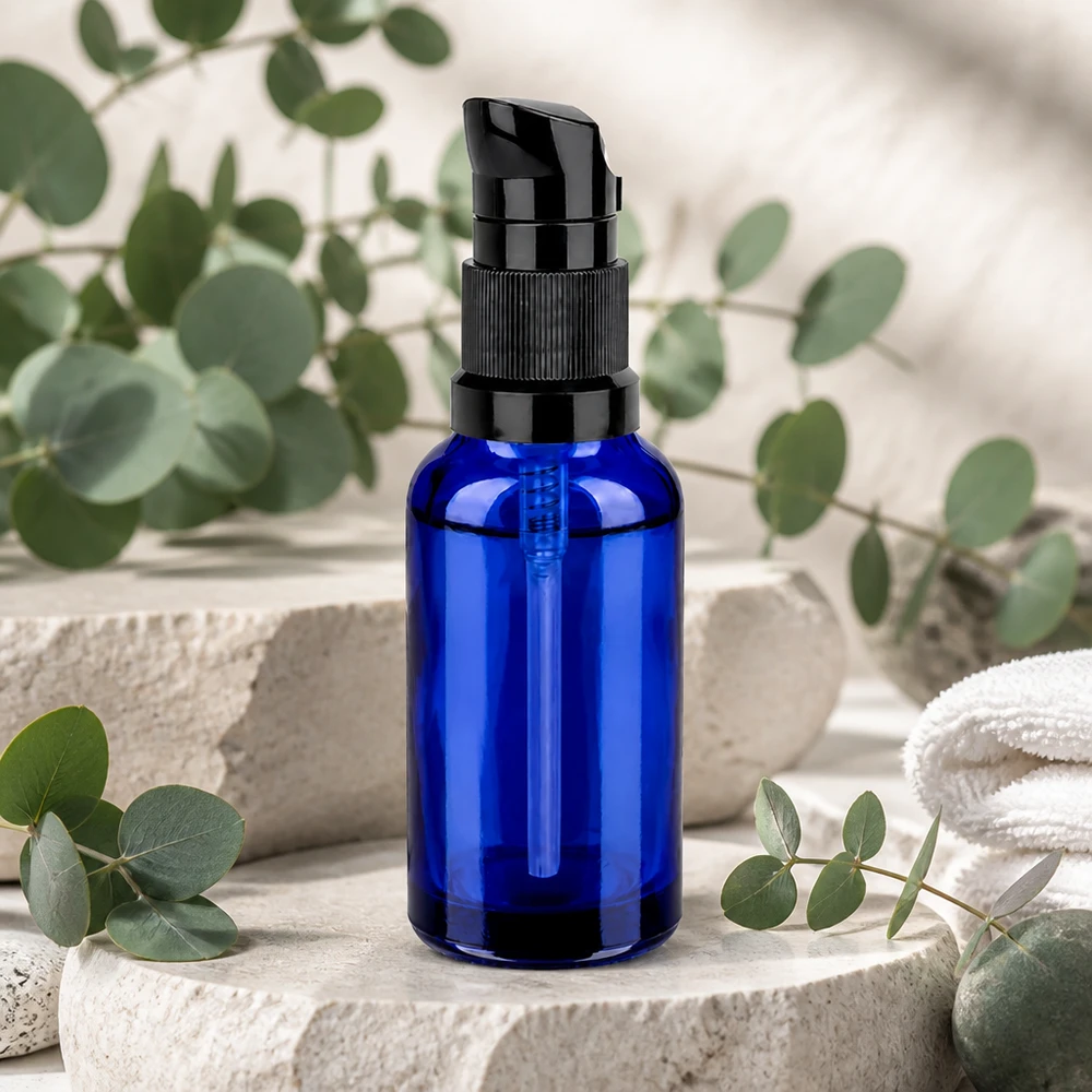 30ml lahvička s pumpičkou černá standardní uzávěr BlueLine UT18/30 Stilvolle blaue 30ml Flasche mit Pumpaufsatz perfekt für Anti-Aging Seren