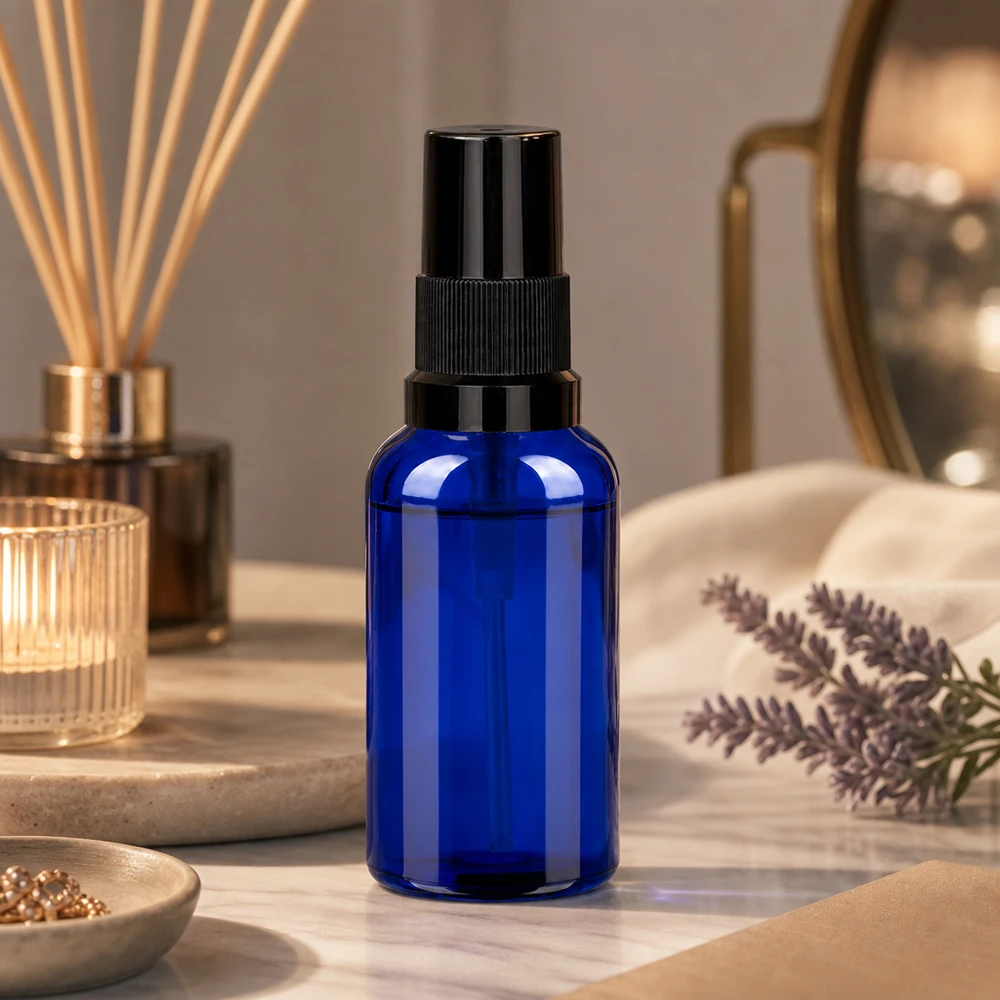30ml lahvička s rozprašovačem černá standardní uzávěr BlueLine UT18/30 Handliche 30ml Sprayflasche in tiefblauem Glas mit ergonomischem schwarzem Sprühaufsatz