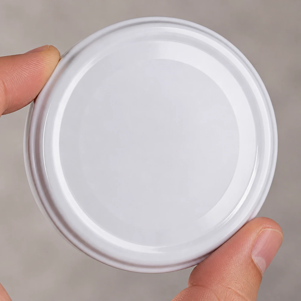 43mm víko BioSeal bílé (TO43) UNiTWIST UNiTWIST TO43 bílé víčko na zavařovací sklenice BioSeal BPA-NI – pohled shora, hladký povrch