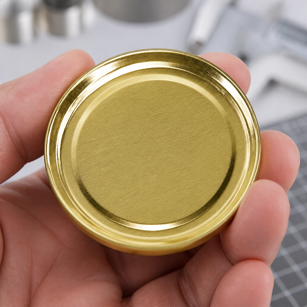 58 mm víčko BasicSeal, zlaté, TO58 UniTwist – detailní záběr lesklého kovového povrchu